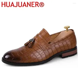 Casual Shoes 2024 Mens Pointed Toe Slip On Loafers Crocodile Pattern Tassel Formal Business Office Classic Designer