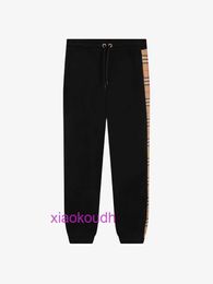 AA Bbrbry Designer Nowe letnie klasyczne Casual Unisex Spodnie Stock Spring and New Classic Plaid Feet Pants Casual Guard Spodnie