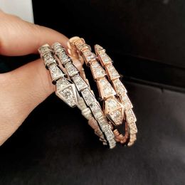 As pulseiras búlgaras recém -projetadas estão vendendo como bolos de moda com cobra de diamante completa com caixa de logotipo original Bvilgarly