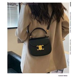 Design Bags Factory Shop Direct Mail Small Dign Womens Bag Triumph Gate Saddle Spring/summer 2024 New Crossbody One Shoulder Temperament WomenRT61