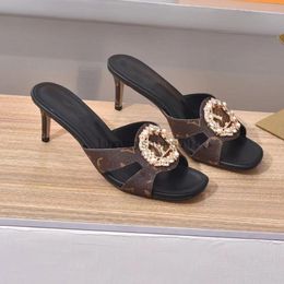 Lüks Met Sandal Tasarımcı Terlik Kilitini Kilitle Kadın Terlik Deri Sandalet Moda Bayan Plaj Daireler Ayakkabı Bulanık Slipper Peluş Peluş Terlik Metal Aksesuarları 5.17 04
