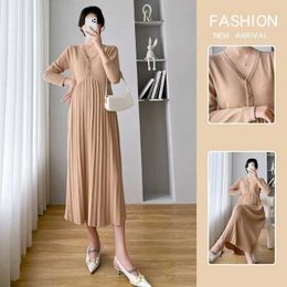 Maternity Dresses Autumn and winter knitted maternity long skirt with V-neck A-line ultra-thin pleated edges pregnant womens clothing in South Korea d240520