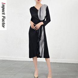 Casual Dresses Miyake Dress Niche Design Slimming Contrast Color Mid Length Skirt For Women's Elegant Temperament V-neck Pleated