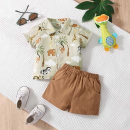 Kleidungssets Cartoon Tierdruck Kurzärmeled Revershemd+Khaki Shorts Baby Set J240518