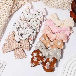 Hair Accessories 2 pieces/set of sweet flower printed bow hair clips for cute baby girls cotton bucket head worn childrens accessories d240521