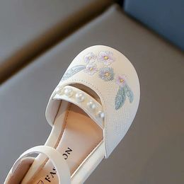 Girls Sandals with Simple Pearl Sweet Versatile 2024 New Children Princess Embroidered Flat Kids Elegant Cute Dance Shoes