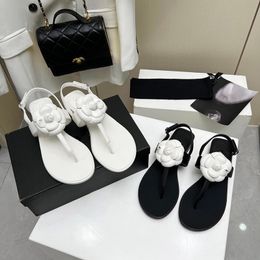 Designerinnen Frauen Sandalen weiße Kamellien verschönerte Plattform Low -Heel -Ladung Vintage Style kleine runde Kopfhardware exquisite Schaffell ausgekleidete italienische Außensohle