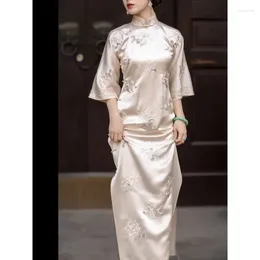 Ethnic Clothing 2024 Vintage Beige Satin Stand Collar Floral Embroidery Slim Fit Cheongsam Dress Banquet For Women Chinese