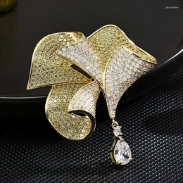 Brooches Heavy Industry High-end Feeling Love Flower Brooch Women's Light Luxury Niche Design Sense Corsage Suit Pin Holiday Gift