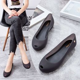 Designer 2024 Summer New Fish Mouth Transparent Jelly Sandals Womens Flat Bottom Plastic Waterproof Rubber Shoes Shallow Anti Slip Crystal