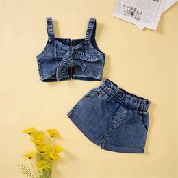 Clothing Sets Fashionable toddler baby girl 2PCS summer pants set with suspenders flat shoes pleated edges short jeans childrens comfortable set J240518