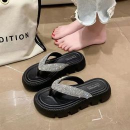 Woman Trend Rhinestone Flip-flop Slippers Thick Soles Outdoor Wear Fashionable Beach Shoes Indoor Anti Slip Sandals Shoes 240510