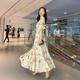2024 Лето новое прибыло цветочное платье Женщины расклешенные рукав V-образный вырез A-Line с длинным рукавом элегантные платья для отдыха офисная леди корейский стиль модное платье для оболочки женщины