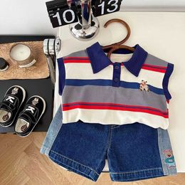 Kleidungsstücke Casual Bear Bär bestickt mit zweiteiligem Set gestreift kurzärmelig Top Shorts Jungen Anzug Sommer Kinder tragen Y2405203jfg