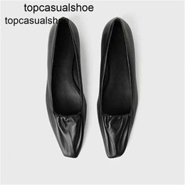 Toteme Womens Original Shoes Pure Black Lambskin Shallow Mouth Pointed Pleated Single Shoes Sheepskin Flat Bottom Ballet Shoes 2JHF