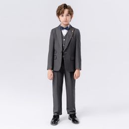 Erkekler İngiliz Küçük Takım Erkek Ev sahibi Performans Piyano Çiçek Kız Fotoğraf Elbisesi (Gömlek + Suit + Bel + Pantolon + Bow Tie + Broş)