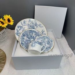 Designer bone china tableware plates, ceramic cups, plates, cups, European home set plates, creative fruit plates, vegetable plates, coffee cups, steak knives, forks, spoons