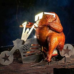 Bbq Tools Accessories American Motorcycle Steel Rack Funny Chicken Stand With Beer Can Holder Grilling Roast Barbecue 230804 Drop Deli Othoj