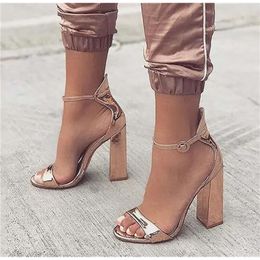 Design Women New Fashion Peep Toe Rose Gold Chunky Ankle Strap Patent Leather Thick Heel Sand 7aa