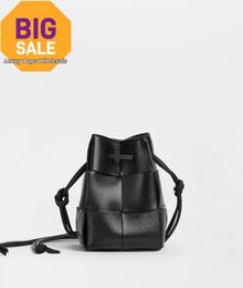 Luxury Womens Bag Mini Cassette Bucket Bag BotegaVeneta Mini Intreccio leather cross-body bucket bag Black