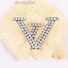 Famous Design Brand Desinger Brooch Women Rhinestone Pearl Letter Brooches Suit Pin Luxurys Fashion Jewellery Clothing Decoration Highquality Accessories St VFWL
