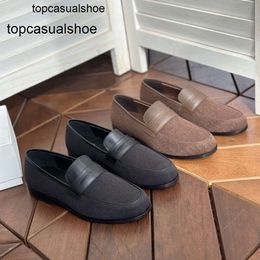 Toteme loafers original Pure canvas ins are fashionable comfortable and versatile. British women wear round toe single shoes with one foot