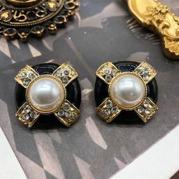 Mediaeval western fashion earrings black drops of oil and gas quality earrings retro white pearl inlay gems drill joker ear clip 240507