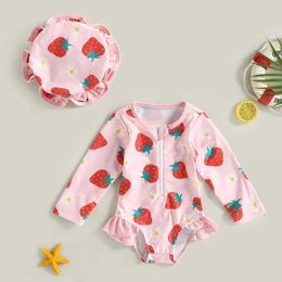 One-Pieces Visgogo toddler girl Rush protective swimsuit set summer long sleeved strawberry print swimsuit+sun hat baby swimsuit d240521