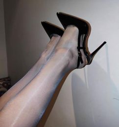 2023Women Schuhe Luxusdesigner -Marke Slingback Pumps Raffinierte minimalistische High Heel Speced Toes Leder Clare Sling 100mm5210524