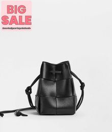 Designer Luxury Bag Mini Cassette Bucket Bag BotegaVeneta Mini Intreccio leather cross-body bucket bag Black