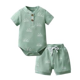 Clothing Sets 2PCS Newborn Infant Baby Boy Casual Clothes Set Short Sleeves V-Neck Romper Bodysuit Top + Shorts Outfit Homewear Y240520LDPJ