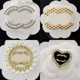 Famous Design Gold Luxurys Desinger Brooch Women Rhinestone Pearl Letter Brooches Suit Pin Fashion Jewellery Clothing Decoration High Quality Accessories 0BJC