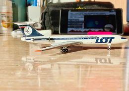 Aircraft Modle 1 400 scale Tupolev Tu-154 SP-LCB model Aeroplane LOT Poland Polsky Leni LOTNICZE aviation alloy Aeroplane model toy s2452022