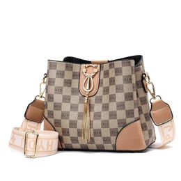 Wide Shoulder Strap PU Leather Womens Handbag Fashion Tassel Bucket Bag Famous Brand Designer Large Capacity Womens Shoulder Bag 240515