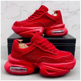 Neue 2024 Designerin Männer weiß rote Strasshäuser Kausale Flats Moccasins Rock Hip Hop Sports Walking Sneakers Zapatos Hombre