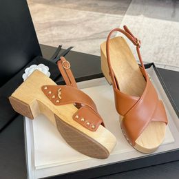 Womens Slingbacks Sandals Designer Lambskin Wood Wedge Platform Heels 9cm Dress Shoe Adjustable Buckle Strap Casual Shoe Crossed-Tape Rivet 24ss Outdoor Beach Shoe