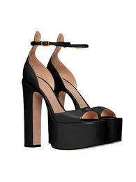 Dress Shoes 2022 New Sexy Party Womens Pump Patent Leather Summer Sandals Thick High Heel Platform Fish Mouth Black and White Large Size H240527 SZSS