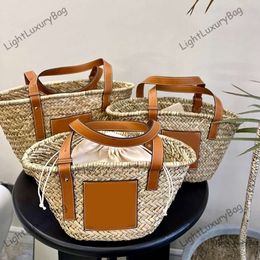 24SS Summer NEU NEUER STRAW BAG Taschenbeutel Korb gewebtes Ledereinkaufstasche Beach Bag Feiertagstasche 240521