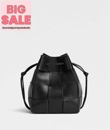 Designer Luxury Bag Small Cassette Cross-Body Bucket BotegaVeneta Small Intreccio leather cross-body bucket bag Black