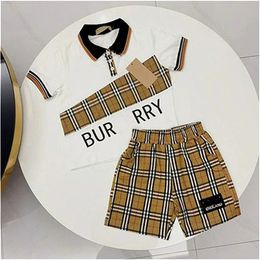 Summer New Polo Suit Designer Children's High Quality Clothing Baby Short Sleeve T-shirt Shorts Brown Plaid Tvådelar Set Storlek 90-150 cm G2