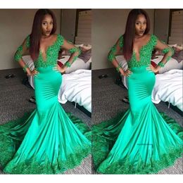 Sexy Emerald Green Illusion Bodice Mermaid Prom Deep V Neck Sheer Long Sleeves Evening Gowns Lace Appliques Arabic Dresses 0521