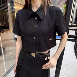 Kadınlar Suits Blazers MM Family 24ss Yeni Kısa Gömlek Seti Yarım Etek Oyma Metal Düğmesi Küçük Amblem Dekorasyon Moda