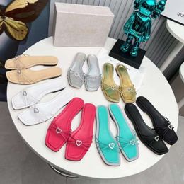 2024 Spring/Summer New French High end Heart shaped Water Diamond Style for Women Wearing Open Toe Flat Slippers