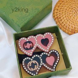 Brand Designer Sweet Pink Heart Hair Clips Barrettes Popupal Fashion Luxury Letters Shining Crystal Bling Diamond Pins for Women Girls with Gift Box 80RE