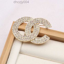 Brand Luxurys Design Diamond Brooch Women Crystal Rhinestone Letters Suit Pin Fashion Jewellery Clothing Decoration High Quality Accessories GKLD