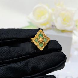 The famous Italian designer ring pulled retro court style Tianhe stone four-leaf clover bracelet powder agate necklace ring