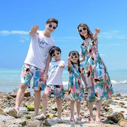 Family Matching Outfits Summer Beach Mother Daughter Dresses Dad Son T-shirt Shorts Family Look Couple Matching Outfit 240520