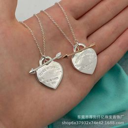 Tiffanyitys Tiffanies Pendants Home S925 Pure Silver Love Arrow Necklace Fashionable and Minimalist Elegance Peach Heart Collar Chain Tie