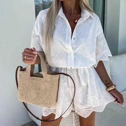 Kobiety Jumpsuits Rompers biały haft koronkowy Jacquard skróć Jumpsuits Kobiety seksowne guziki klapy koszula rompers Lato koronki z krótkim rękawem puste kombinezon Y240521