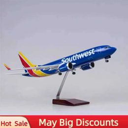 Aircraft Modle New 1 80 scale large aircraft Southwest Airlines Boeing 737 aircraft model die cast aircraft with LED lights for collection s2452089